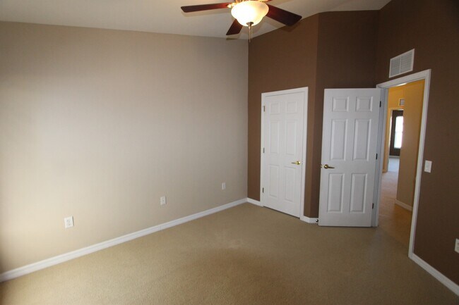 Building Photo - 1056 Hampton Cir