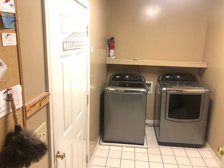 Building Photo - 251 Rembrandt Dr