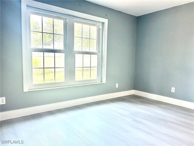 Building Photo - 652 NE 15th Ct