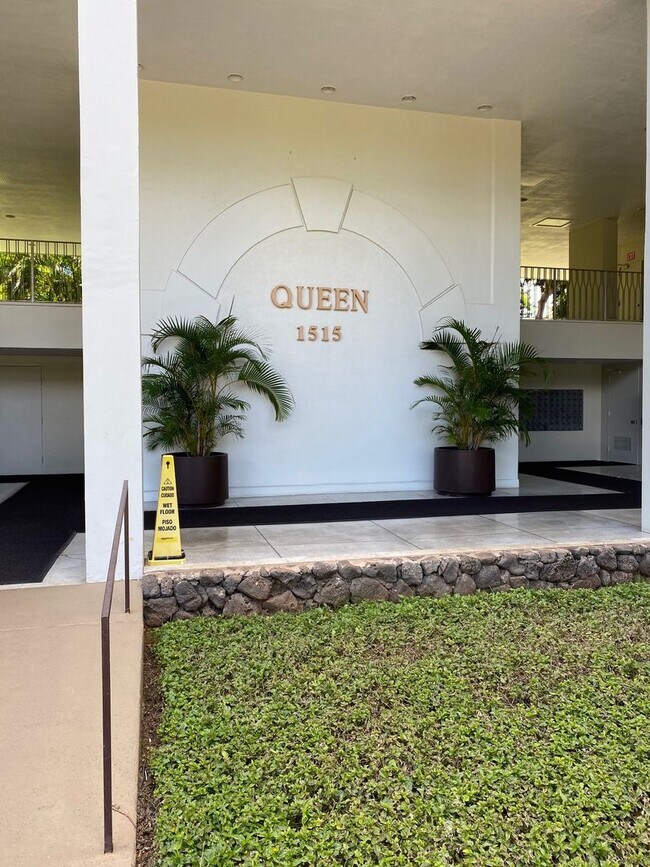 Building Photo - A one bedroom, one bath, NO parking apartm...