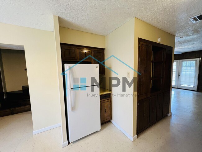 Building Photo - 62 W Elmwood Dr