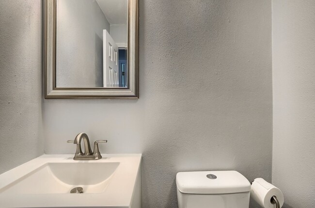 Building Photo - Comfortable Single-Family Townhouse in Quiet Community