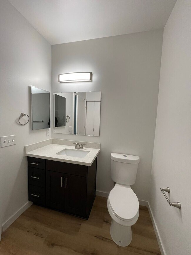 Building Photo - 2bd/1.75ba Seattle Condo