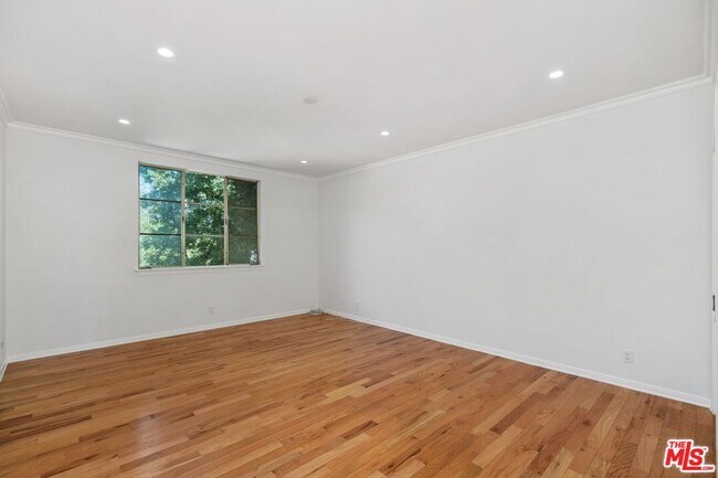 Building Photo - 517 Elm Dr