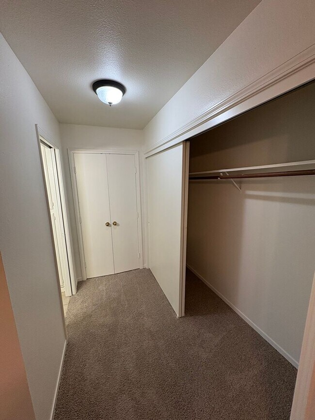 Building Photo - SW Visalia Home Available Now!