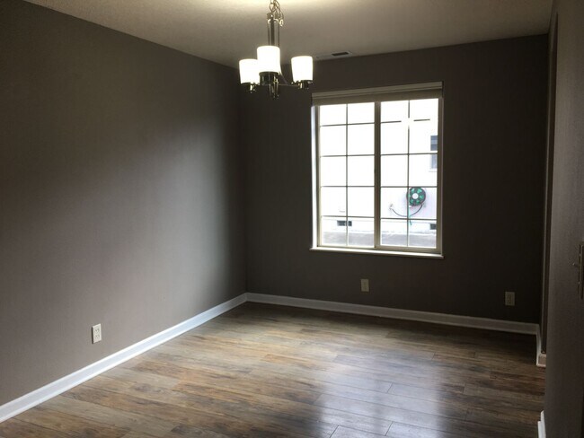 Building Photo - Spacious home in desirable neighborhood in Creswell, OR.