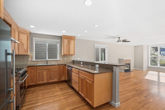 Building Photo - Immaculate Urban Townhome in Famed Alaska ...