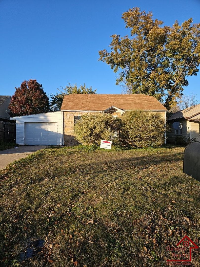 Building Photo - 1609 SW B Ave