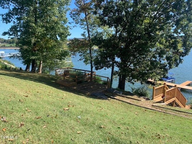 Building Photo - 15 Lake Village Ct