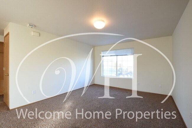 Building Photo - Fresh Clean Apartment Close to WWU