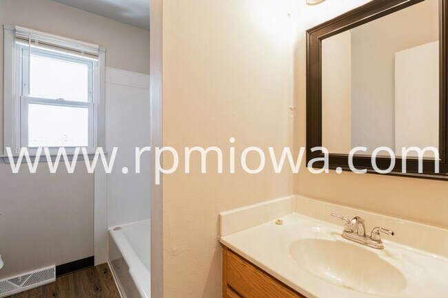 Building Photo - 215 NW Arlan Dr