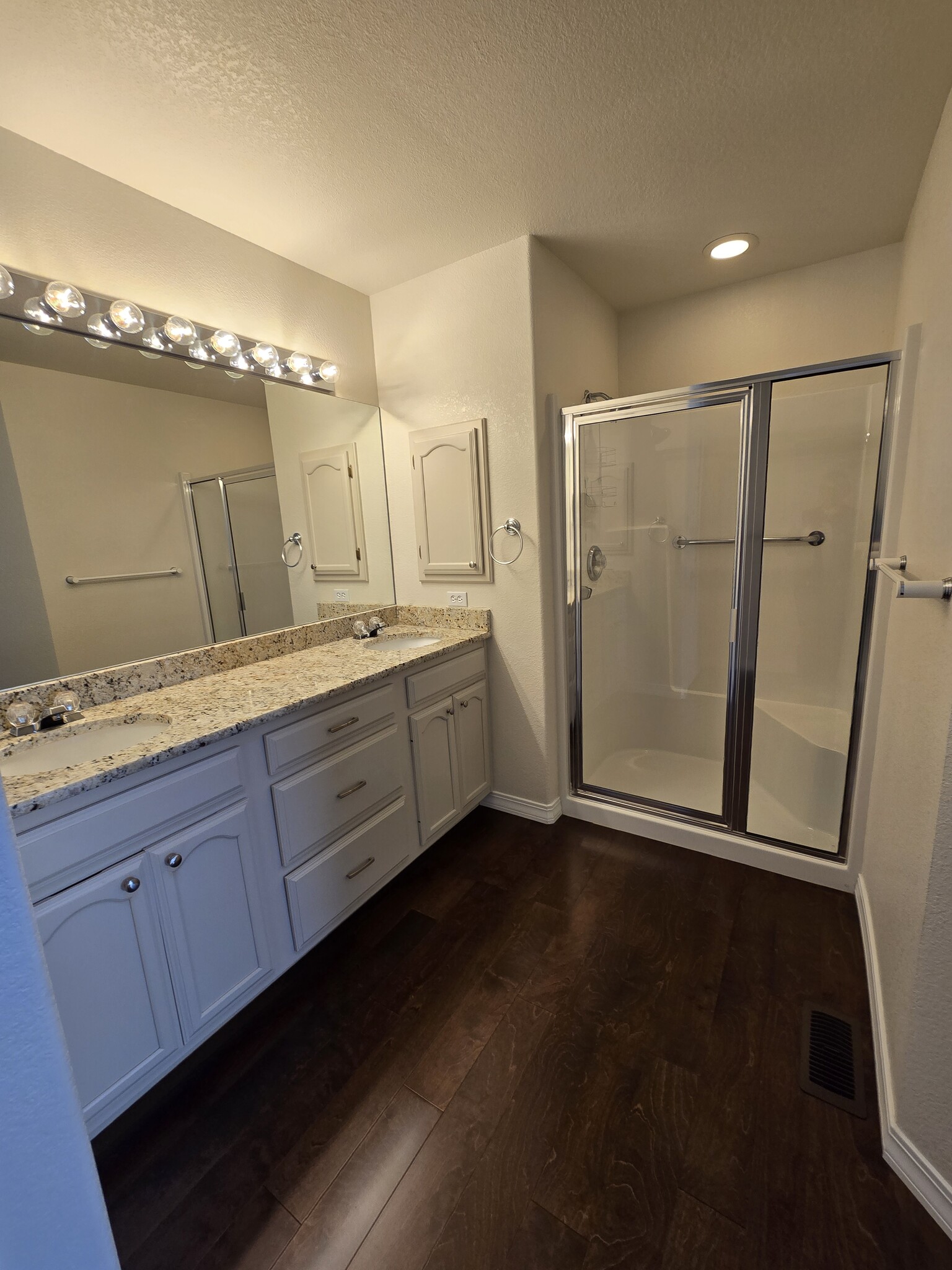 Primary bath - double sinks - 726 W Tyrolean Ct