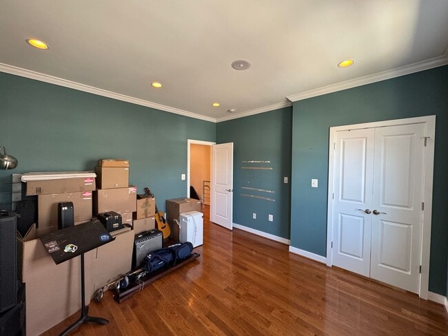 Building Photo - Beautiful 3 Bed 3 Bath Condo with a Roofto...