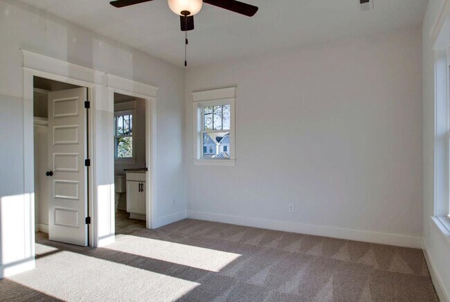 Building Photo - 2 Bedroom, 2.5 Bath Home in East Nashville