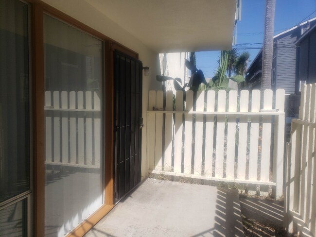 Building Photo - 1032 Redondo Ave