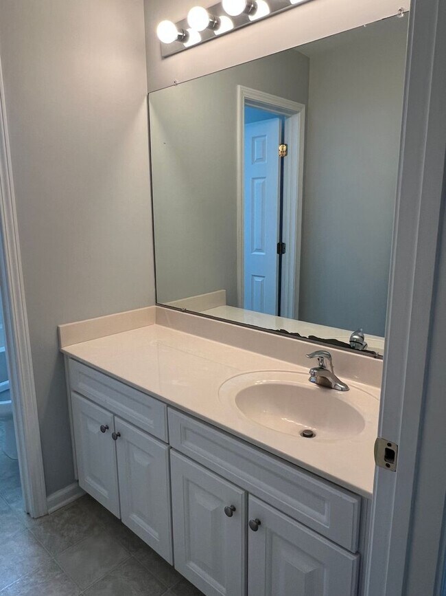 Building Photo - Three Bedroom Home in Pinecrest with Garage