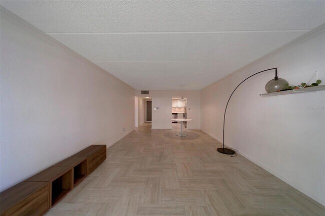 Building Photo - 2944 W Bay Dr