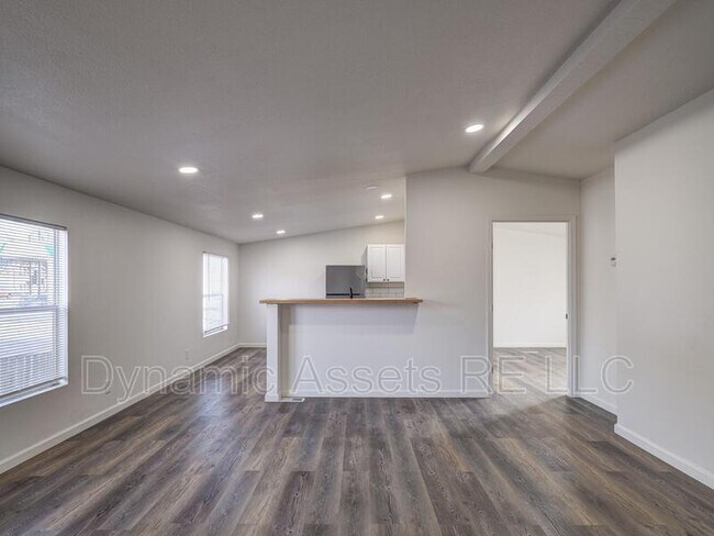 Building Photo - 403 N Walnut St