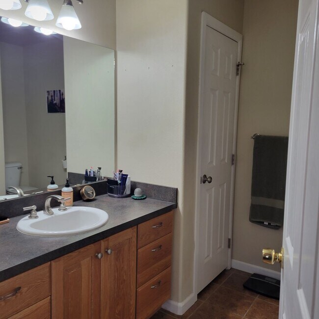 Building Photo - 3 Bed 2.5 Bath with double attached garage in Bozeman