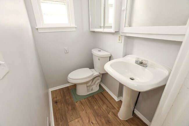 Building Photo - GREAT SINGLE FAMILY HOUSE . WAITING FOR YOU TO CALL HOME !!