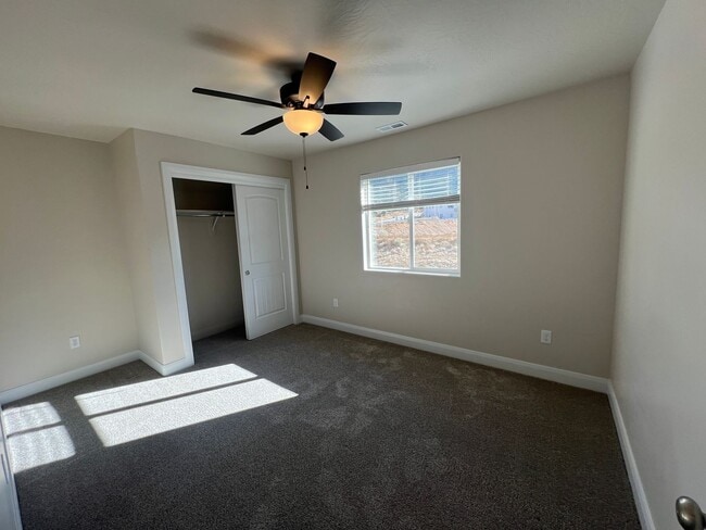 Building Photo - Move-In Bonus - 3 Bed - 2.5 Bath, Large To...
