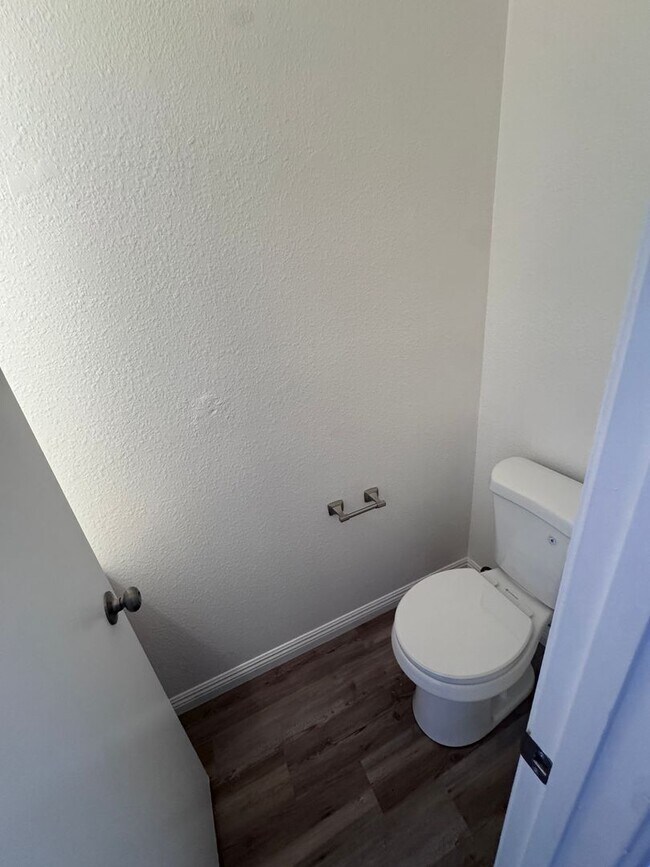 Building Photo - 4 bed townhouse central  Clairemont