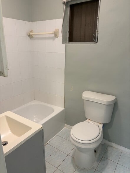 Building Photo - 417 SW 7th Ter