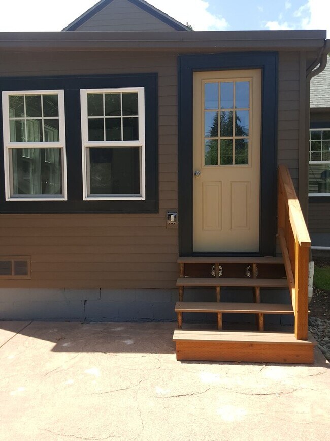 Building Photo - 4 Bed, 1 Bath, Large fenced yard, Shop, En...