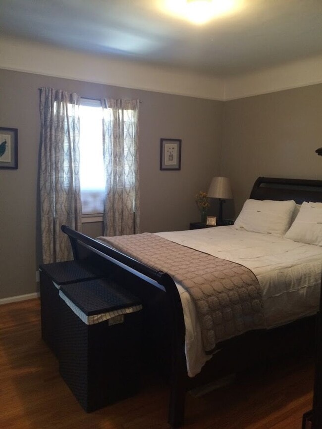 Building Photo - This charming, updated 2-bedroom, 2-bathroom home in a great Culver City location is now available!