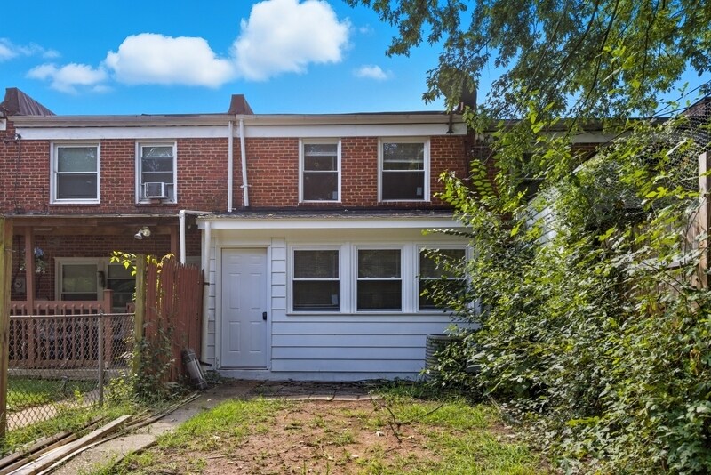 Building Photo - 2445 Harriet Ave