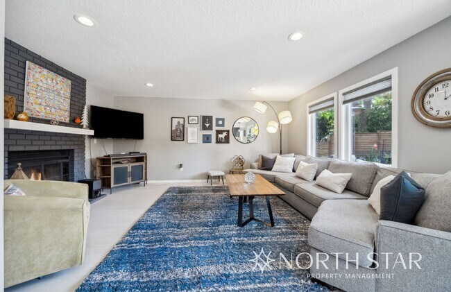Building Photo - Beautifully Updated Contemporary Home in t...