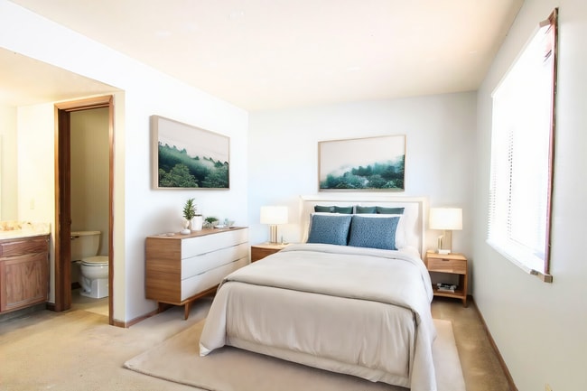 Building Photo - Spacious Living Room