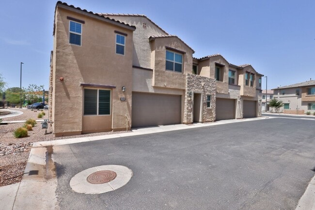 Building Photo - Gorgeous 4bed/3 bath End Unit Condo in Gil...