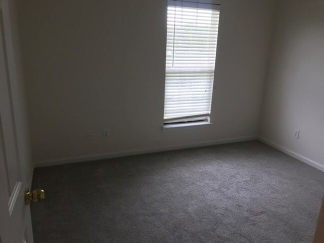 Building Photo - Spacious 4-bedroom home
