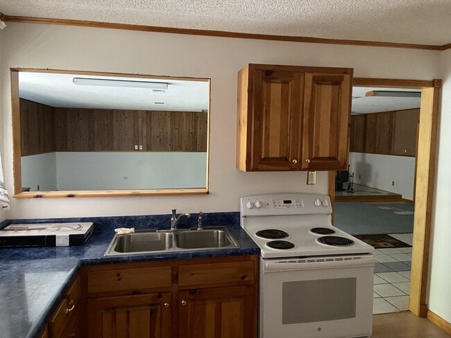 Building Photo - 18601 Honeysuckle Ln