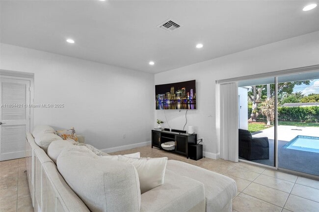 Building Photo - 15400 SW 84th Ave