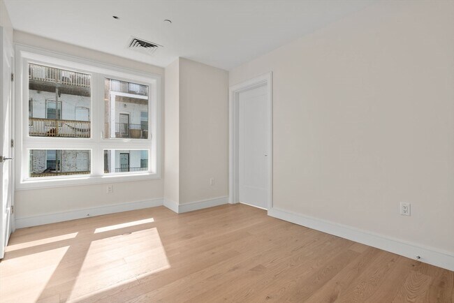 Building Photo - 301 Border St
