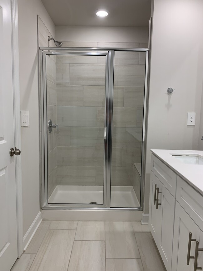 Building Photo - 1624 Vlg Grv Ln