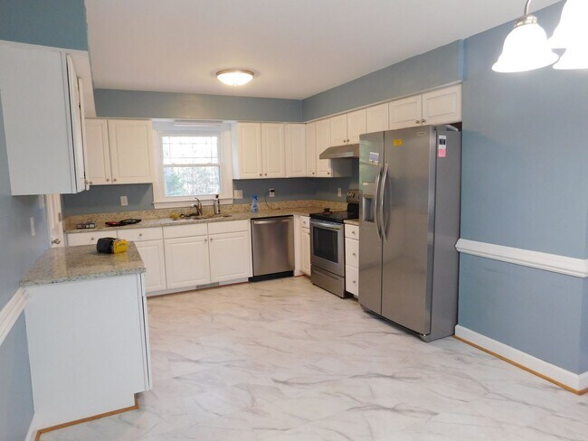 Building Photo - 105 Little Rossie Rd