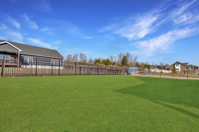 Building Photo - Pet Friendly Three Bedroom!