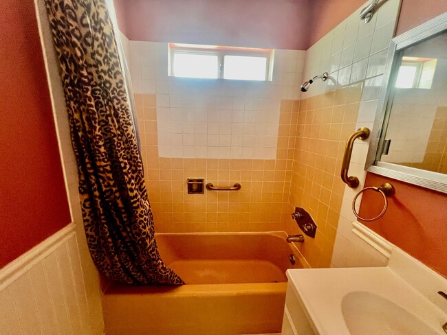 Building Photo - 6370-6370 Tamarisk Ave