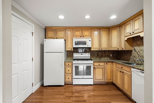 Building Photo - 305 Pine St