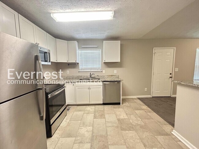 Building Photo - 3 Bed, 2 Bath Home with Fenced Yard & Garage / Pet-Friendly / Vouchers Accepted / Available Now!