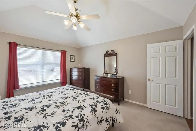 Building Photo - 1303 Hidden Oaks Dr