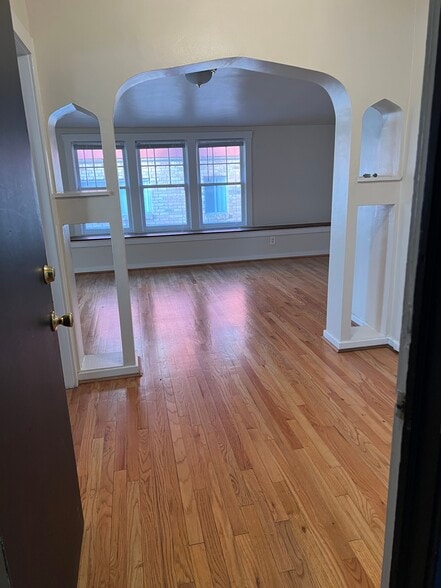 Entryway & Living - 123 C St