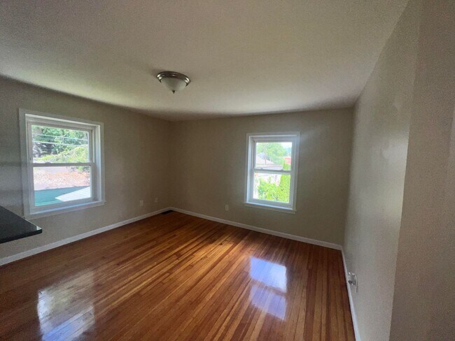 Building Photo - Gorgeous 1-bedroom, Top floor!  Apartment in quiet Pittsfield Street