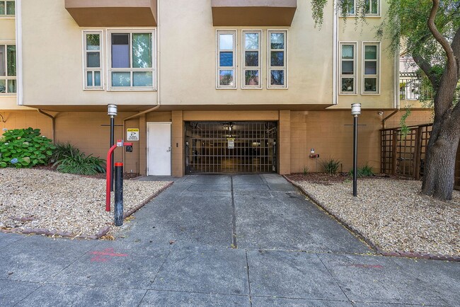 Building Photo - 1 Bedroom Condo w/Pool, Garage, Elevator, ...