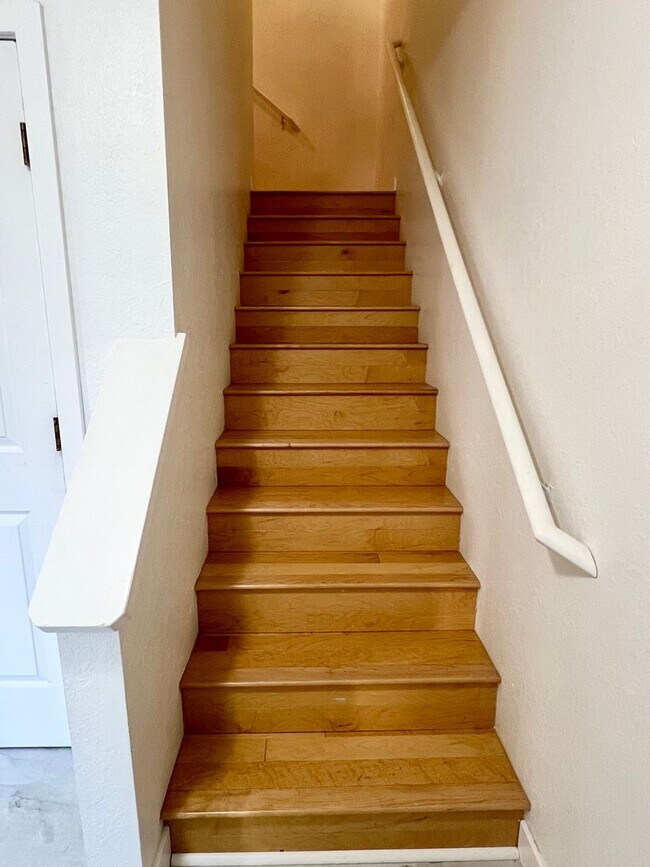 Building Photo - Available in July! Pet Friendly Fully Furn...