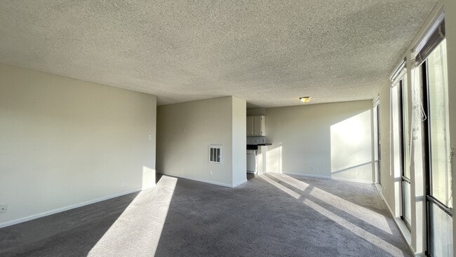 Building Photo - 1081 Beach Park Blvd