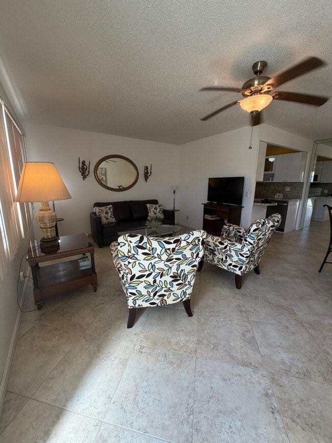 Building Photo - 3058 Ainslie Dr